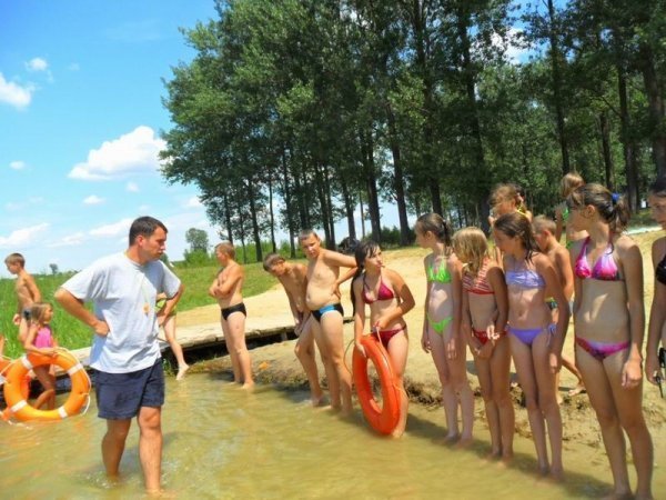 Влітку дітей безплатно вчать плавати. ФОТО